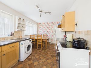 Kitchen/Breakfast Room- click for photo gallery